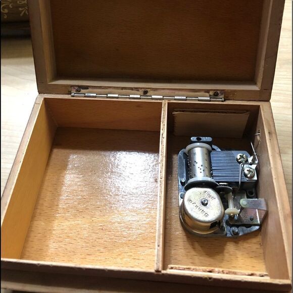 Vintage Sorrento inlaid style music box - Picture 4 of 4